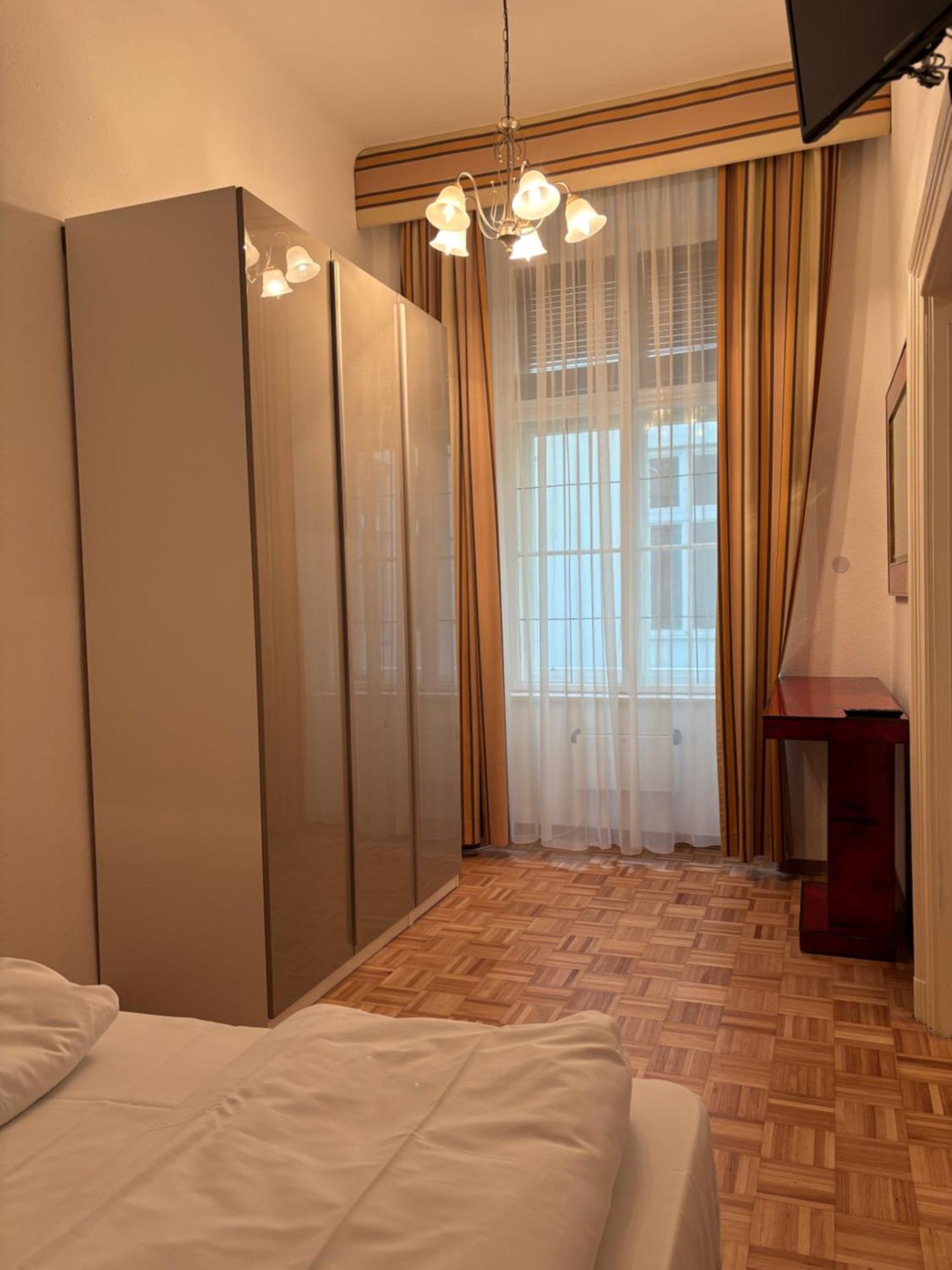 Carlton Apartment